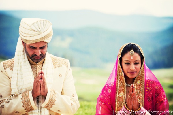 indian-wedding-ceremony-maharani-hot-pink-lengha-praying-sherwani-cream-gold