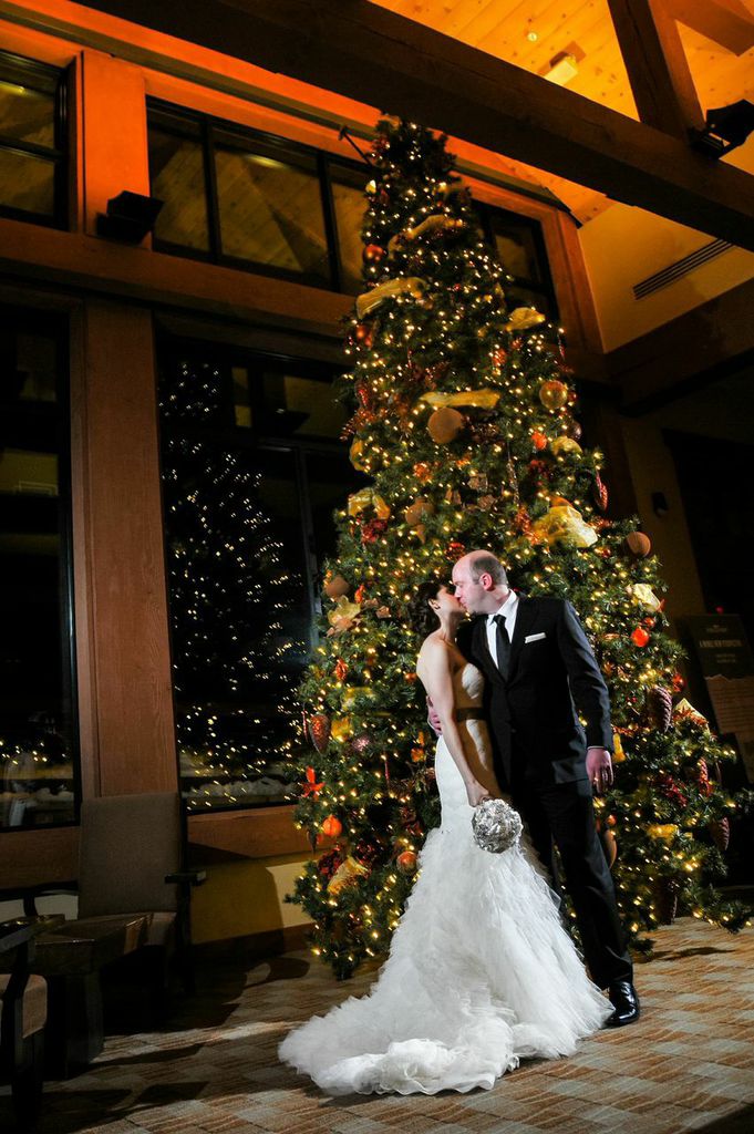 picture of a bride and groom in front of a Christmas tree in Breckenridge, Colordo